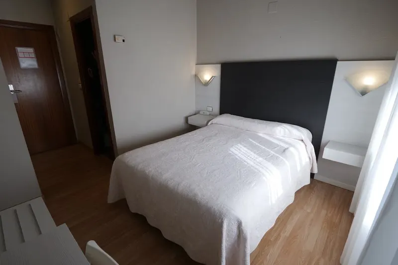 Habitación doble con cama de matrimonio y escritorio