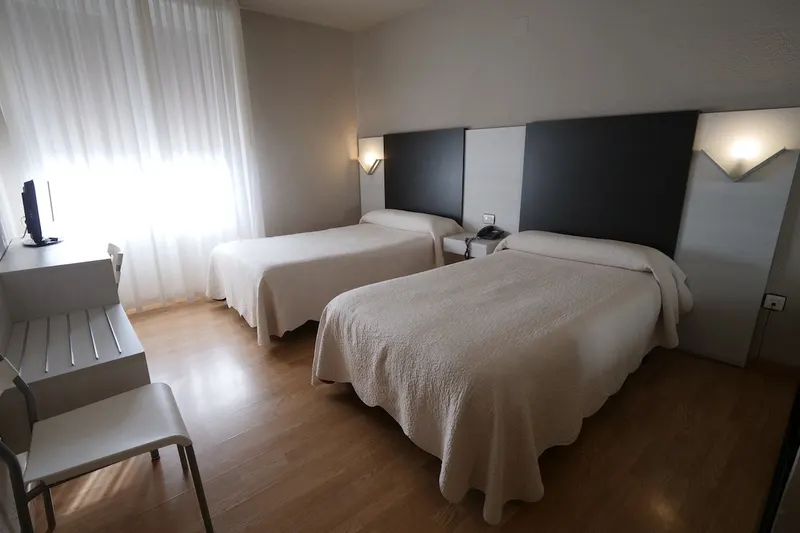 Habitación doble con dos camas y ventana