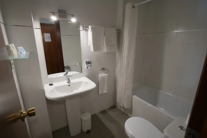 Baño privado de la habitación doble con dos camas
