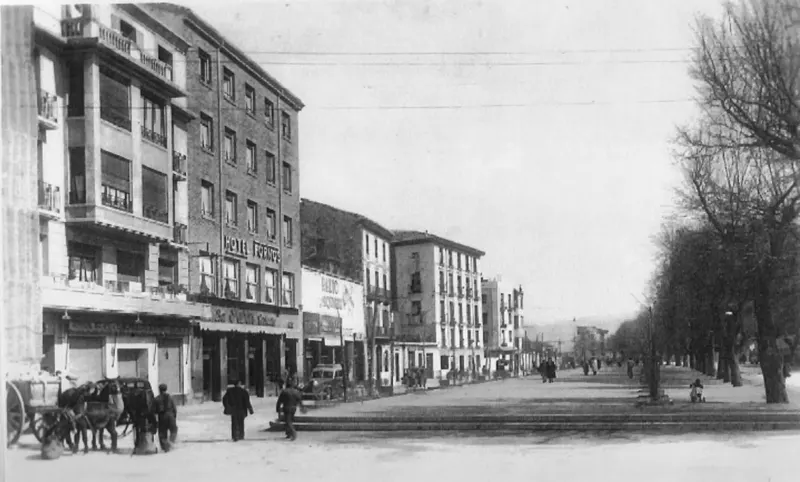 Fotografía antigua del paseo de Calatayud con el letrero del Hotel Fornos