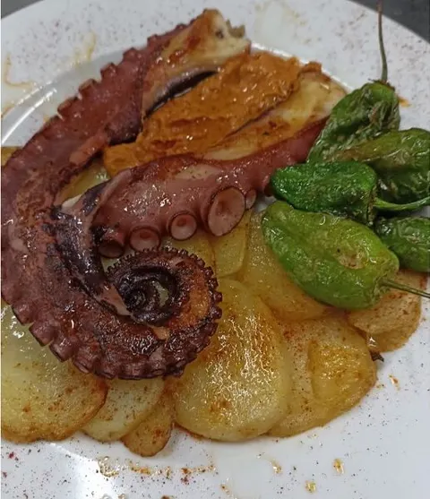 Pulpo a la brasa con patata y pimientos de Padrón